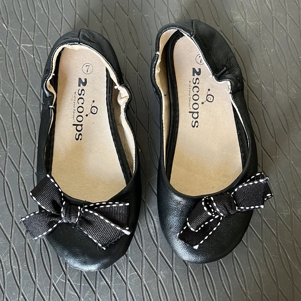 2 Scoops Lambskin ballet flats Almond toe bow black white Size 7